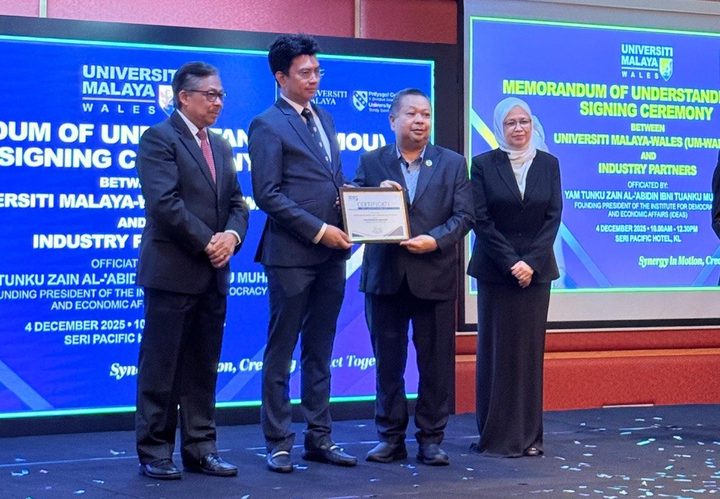 Prof. Is. Dr. Zam @ Ab Razak Zamri menerima pelantikan Profesor Amalan di UM-Wales